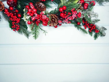 Kış Noel arkaplanı köknar dalları koniler ve mavi ahşap dokuda kar                              