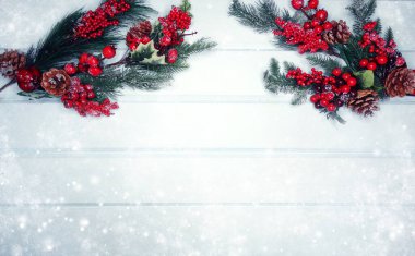 Kış Noel arkaplanı köknar dalları koniler ve mavi ahşap dokuda kar                              