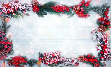 Kış Noel arkaplanı köknar dalları koniler ve mavi ahşap dokuda kar                              