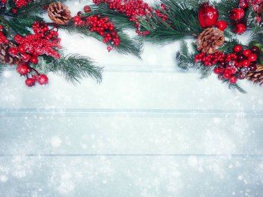 Kış Noel arkaplanı köknar dalları koniler ve mavi ahşap dokuda kar                              