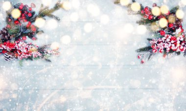 Kış Noel arkaplanı köknar dalları koniler ve mavi ahşap dokuda kar                              