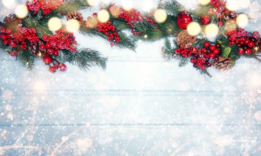 Kış Noel arkaplanı köknar dalları koniler ve mavi ahşap dokuda kar                              
