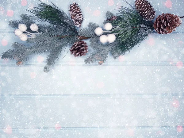 Winter Weihnachten Hintergrund Mit Tannenzapfen Und Schnee Auf Blauem Holz — Stockfoto