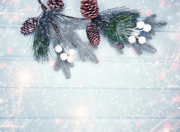 冬季圣诞节背景 有冷杉枝 锥果和蓝木质地的雪 — 图库照片