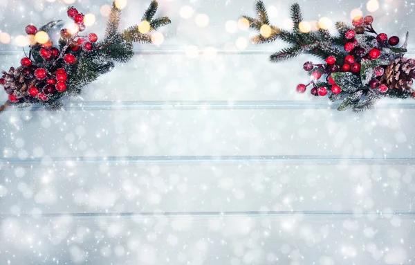 Zimní Vánoční Pozadí Jedlovými Větvemi Kužely Sníh Modré Dřevěné Textuře — Stock fotografie