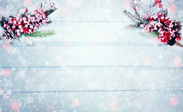 Kış Noel arkaplanı köknar dalları koniler ve mavi ahşap dokuda kar                              