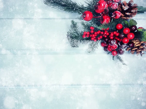 Invierno Navidad Fondo Con Ramas Abeto Conos Nieve Textura Madera — Foto de Stock