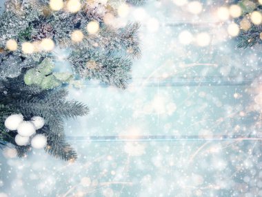 Kış Noel arkaplanı köknar dalları koniler ve mavi ahşap dokuda kar                              