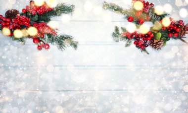 Kış Noel arkaplanı köknar dalları koniler ve mavi ahşap dokuda kar                              