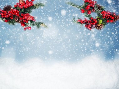 Kış Noel arkaplanı köknar dalları koniler ve kar çelengi ışıkları