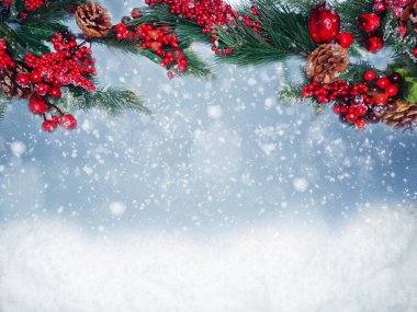 Kış Noel arkaplanı köknar dalları koniler ve kar çelengi ışıkları