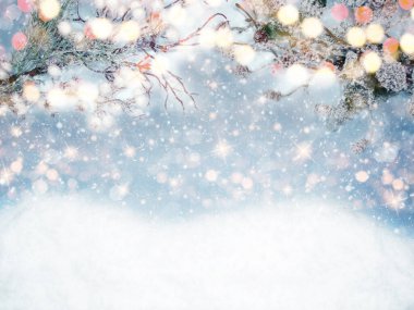 Kış Noel arkaplanı köknar dalları koniler ve kar çelengi ışıkları