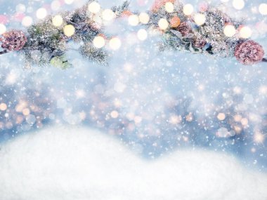 Kış Noel arkaplanı köknar dalları koniler ve kar çelengi ışıkları