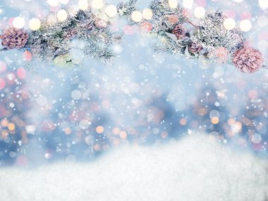 Kış Noel arkaplanı köknar dalları koniler ve kar çelengi ışıkları