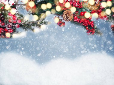 Kış Noel arkaplanı köknar dalları koniler ve kar çelengi ışıkları
