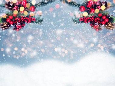 Kış Noel arkaplanı köknar dalları koniler ve kar çelengi ışıkları
