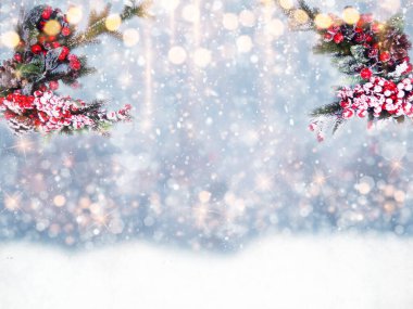 Kış Noel arkaplanı köknar dalları koniler ve kar çelengi ışıkları