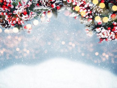 Kış Noel arkaplanı köknar dalları koniler ve kar çelengi ışıkları