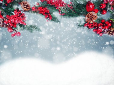 Kış Noel arkaplanı köknar dalları koniler ve kar çelengi ışıkları