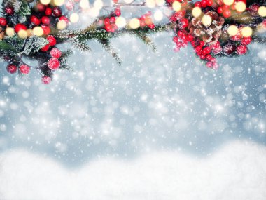 Kış Noel arkaplanı köknar dalları koniler ve kar çelengi ışıkları