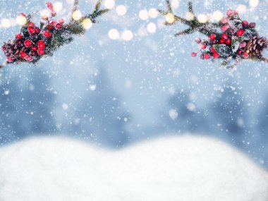 Kış Noel arkaplanı köknar dalları koniler ve kar çelengi ışıkları