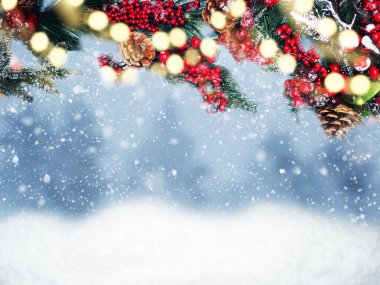 Kış Noel arkaplanı köknar dalları koniler ve kar çelengi ışıkları