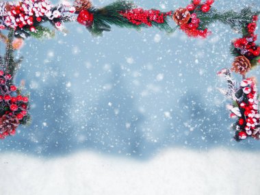 Kış Noel arkaplanı köknar dalları koniler ve kar çelengi ışıkları