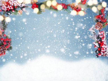 Kış Noel arkaplanı köknar dalları koniler ve kar çelengi ışıkları