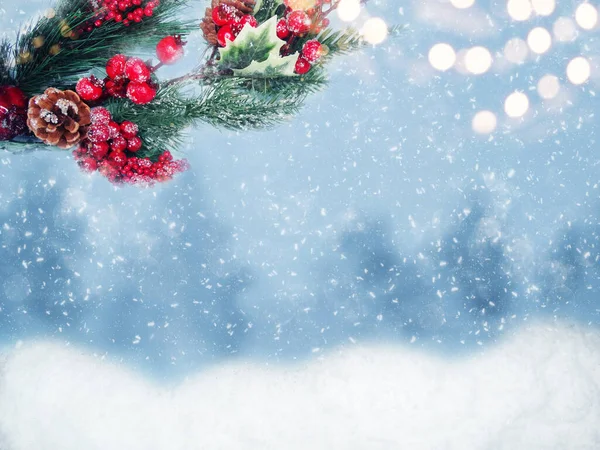 Kış Noel Arkaplanı Köknar Dalları Koniler Kar Çelengi Işıkları — Stok fotoğraf