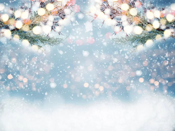 Χειμερινά Χριστούγεννα Φόντο Κουκουνάρια Κλαδιά Ελάτης Και Φώτα Γιρλάντα Χιόνι — Φωτογραφία Αρχείου