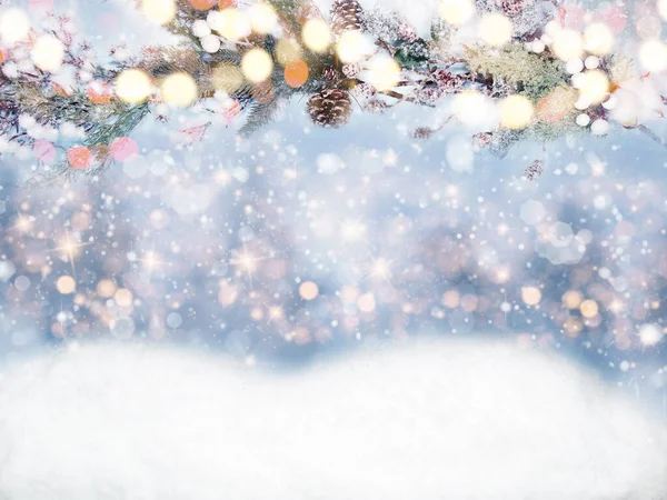 Zimní Vánoční Pozadí Jedlovými Větvemi Kornouty Sněhu Věnec Světla — Stock fotografie