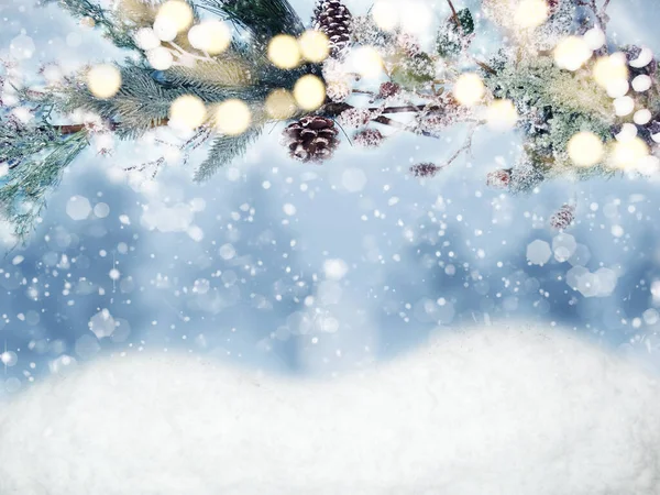Winter Kerst Achtergrond Met Sparren Takken Kegels Sneeuw Slinger Lichten — Stockfoto