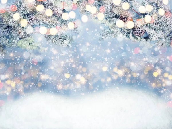 冬季圣诞背景 有冷杉枝果和雪地灯 — 图库照片