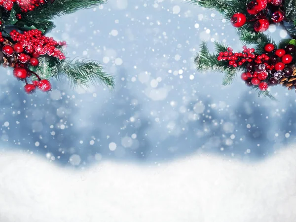 Inverno Sfondo Natale Con Rami Abete Coni Ghirlanda Neve Luci — Foto Stock