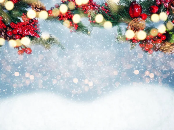 モミの枝コーンと雪のガーランドライトと冬のクリスマスの背景 — ストック写真