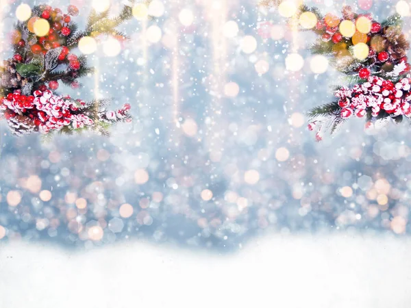 Χειμερινά Χριστούγεννα Φόντο Κουκουνάρια Κλαδιά Ελάτης Και Φώτα Γιρλάντα Χιόνι — Φωτογραφία Αρχείου