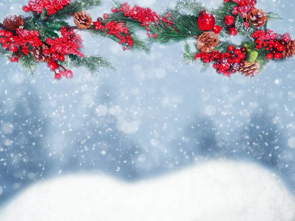 モミの枝コーンと雪のガーランドライトと冬のクリスマスの背景 — ストック写真