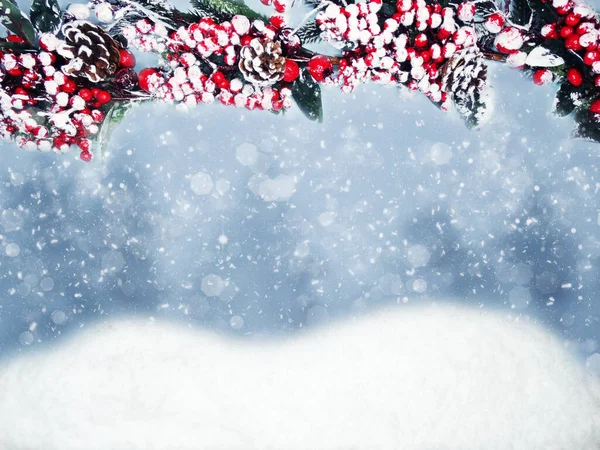 Winter Kerst Achtergrond Met Sparren Takken Kegels Sneeuw Slinger Lichten — Stockfoto