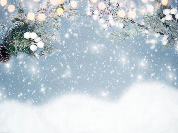 Zimowe Boże Narodzenie Tło Gałązek Jodły Szyszki Światła Girlandy Śnieżnej — Zdjęcie stockowe