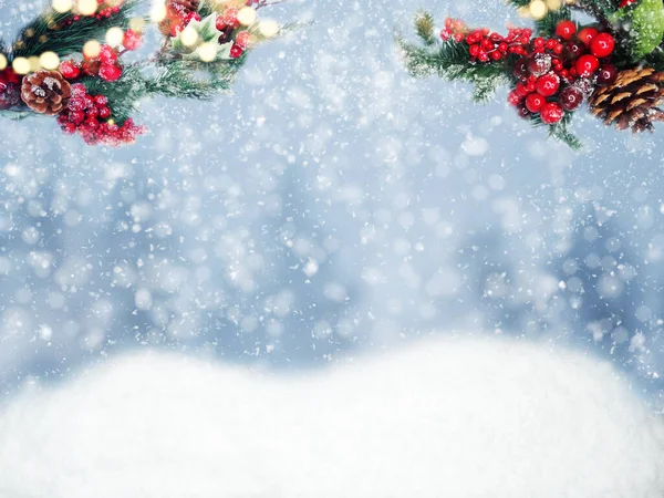 Kış Noel arkaplanı köknar dalları koniler ve kar çelengi ışıkları