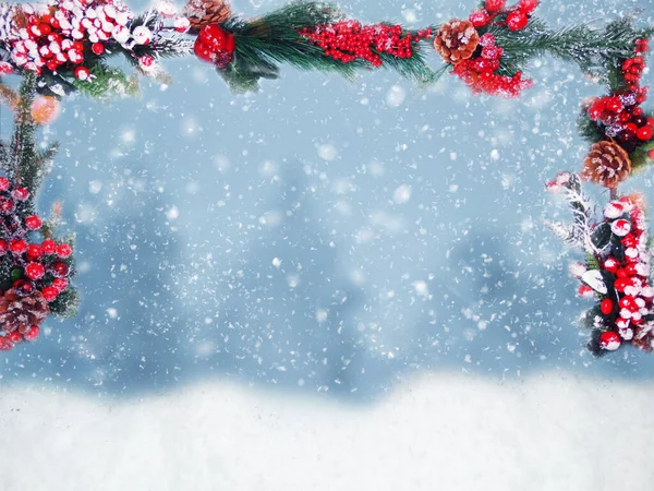 Kış Noel arkaplanı köknar dalları koniler ve kar çelengi ışıkları