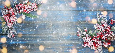 Kış Noel arkaplanı köknar dalları koniler ve mavi ahşap dokuda kar                              