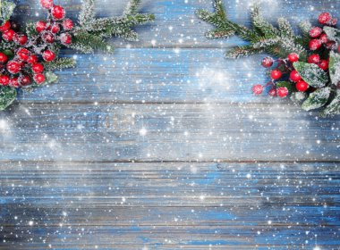 Kış Noel arkaplanı köknar dalları koniler ve mavi ahşap dokuda kar                              