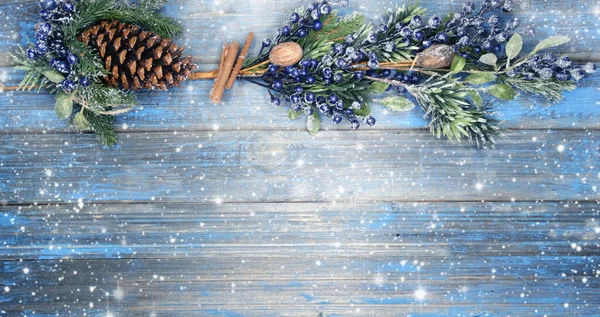 Winter Kerst Achtergrond Met Sparren Takken Kegels Sneeuw Blauwe Houten — Stockfoto