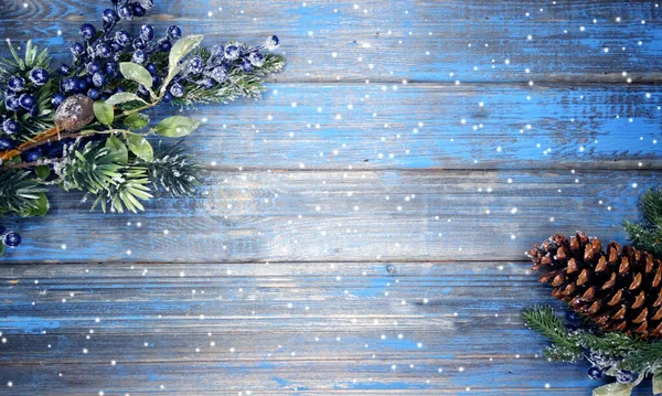 青い木のテクスチャにモミの枝コーンと雪と冬のクリスマスの背景 — ストック写真
