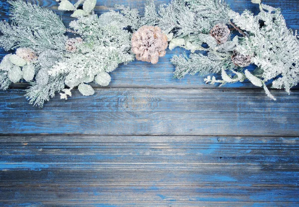冬季圣诞节背景 有冷杉枝 锥果和蓝木质地的雪 — 图库照片