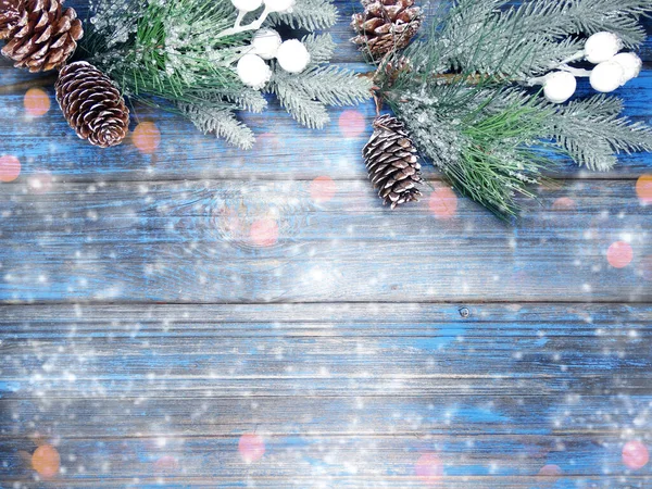 Invierno Navidad Fondo Con Ramas Abeto Conos Nieve Textura Madera — Foto de Stock