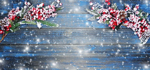 Winter Kerst Achtergrond Met Sparren Takken Kegels Sneeuw Blauwe Houten — Stockfoto