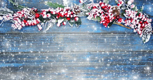 Winter Kerst Achtergrond Met Sparren Takken Kegels Sneeuw Blauwe Houten — Stockfoto