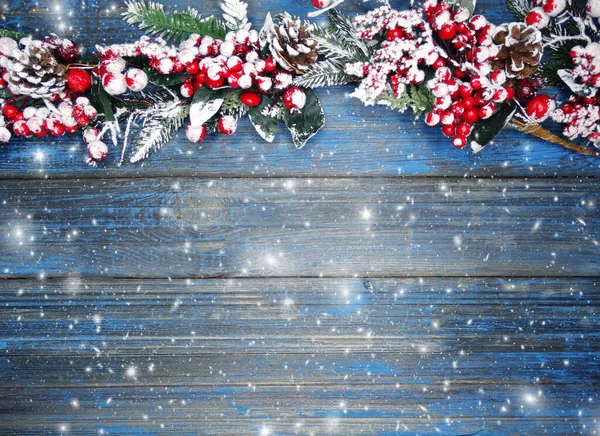 Winter Kerst Achtergrond Met Sparren Takken Kegels Sneeuw Blauwe Houten — Stockfoto